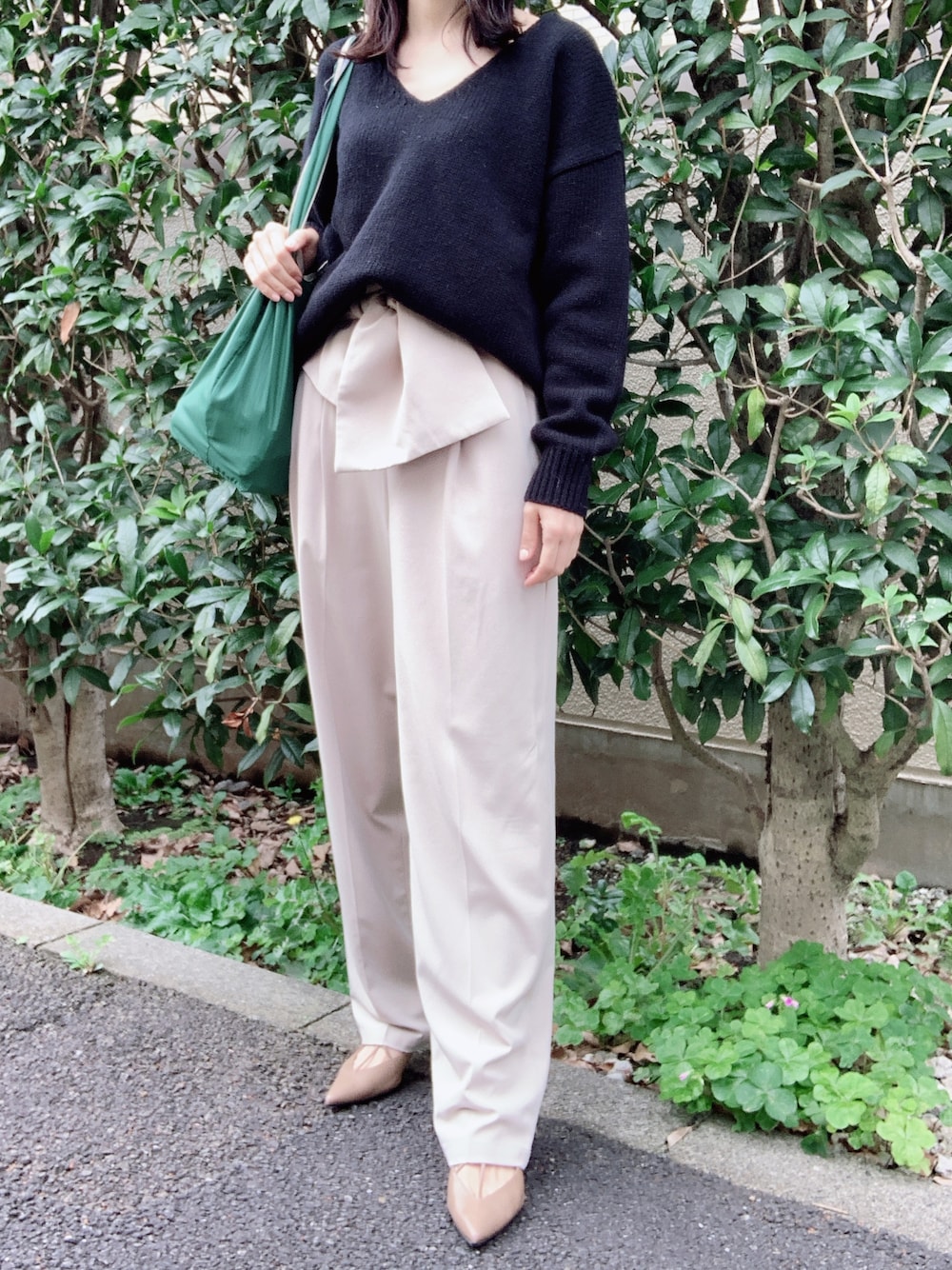 「CLANE、パンツスタイル、秋のコーデ、秋コーデ、秋トレンド2021、ニット、オトナカジュアル、オトナ女子、大人カジュアル、きれいめカジュアル、シンプルコーデ」｜「CLANEのMIX LINE PUMPS（パンプス、ベージュ系）」を使った、nico＊さん（レディース・168cm）の秋コーディネートの1枚目の写真