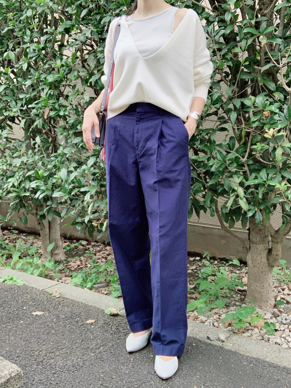 「CLANE、ETRÉ TOKYO、UNIQLO、ユニクロ、カラーパンツ、パンツスタイル、ワイドパンツ、ニット、秋のコーデ、秋コーデ、秋服準備はじめました、秋トレンド2021、オトナカジュアル、オトナ女子、きれいめカジュアル」｜「ETRE TOKYOのプランジングネックニットプルオーバー（ニット/セーター、ホワイト系）」を使った、nico＊さん（レディース・168cm）の秋コーディネートの1枚目の写真