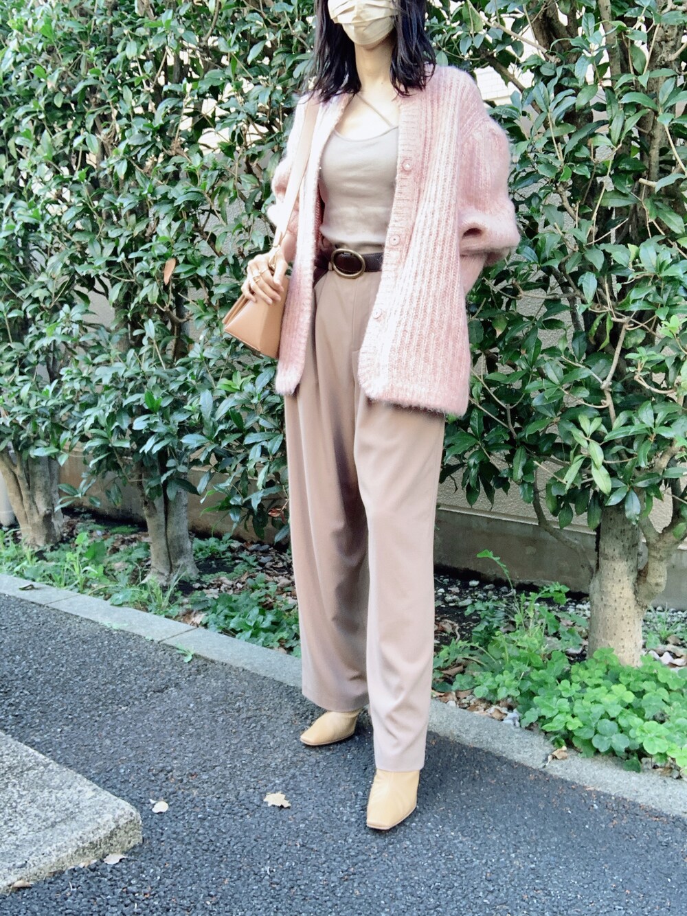 「カーディガン、ブーツ、ピンク、秋のコーデ、大人カジュアル、きれいめカジュアル、パンツスタイル、秋服、淡色コーデ、オトナカジュアル、秋コーデ、オトナ女子、CLANE、秋トレンド2021」｜「CLANEの【CLANE(クラネ)】ベーシックタックパンツ　10110-7012（スラックス、ベージュ系）」を使った、nico＊さん（レディース・168cm）の秋コーディネートの1枚目の写真