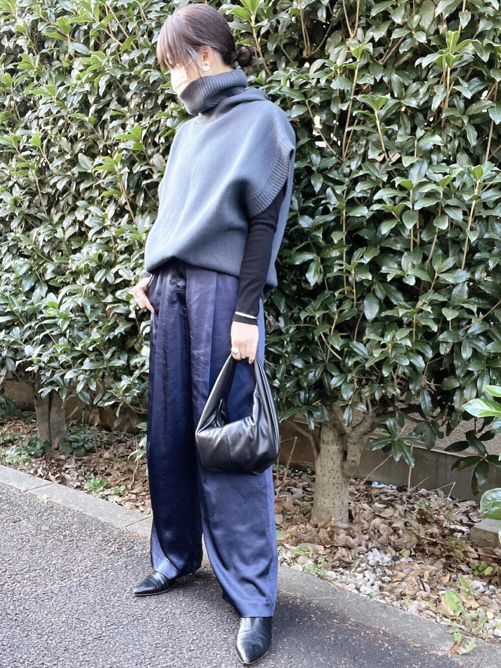 「CLANE、RIM.ARK、パンツスタイル、サテンパンツ、ニット、ニットベスト、フーディー、秋のコーデ、大人カジュアル、オトナカジュアル、オトナ女子、きれいめカジュアル、レイヤードスタイル、秋服、秋コーデ」｜「ZARAのアイテム（バッグ、ブラック系）」を使った、nico＊さん（レディース・168cm）の秋コーディネートの1枚目の写真
