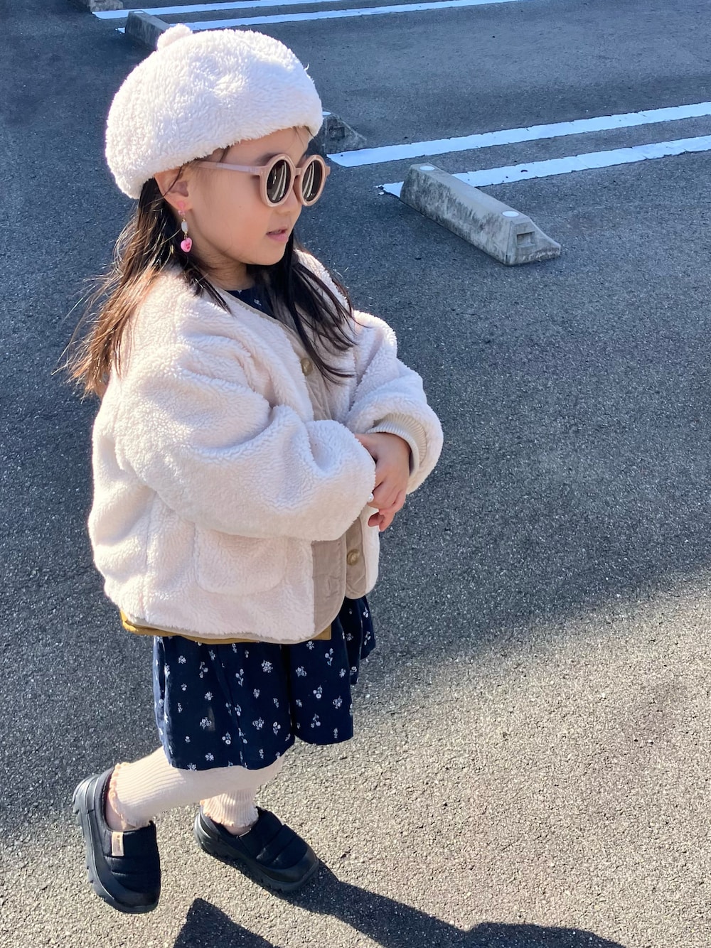 「5歳女の子、ボアアウター、あったかコーデ」｜「CIAOPANIC TYPYの【KIDS】【HI-TEC/ハイテック】SLIP ON（スニーカー、ブラック系）」を使った、もちゃんさん（キッズ・100cm）の冬コーディネートの1枚目の写真
