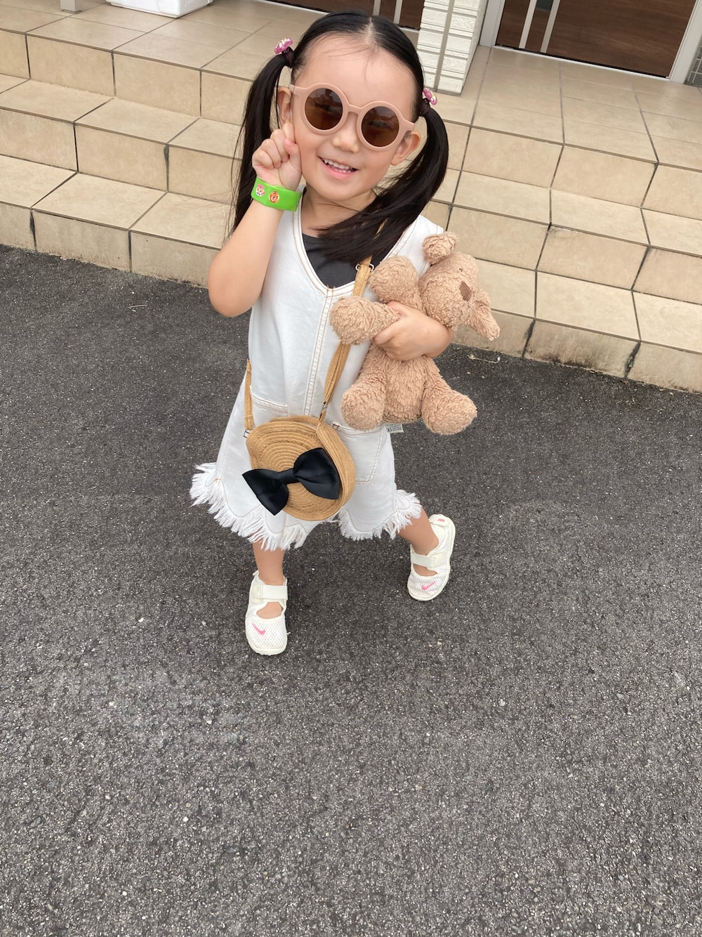「休日スタイル、モノトーン、4歳女の子」｜「西松屋のアイテム（ショルダーバッグ、ベージュ系）」を使った、もちゃんさん（キッズ・100cm）の秋コーディネートの1枚目の写真