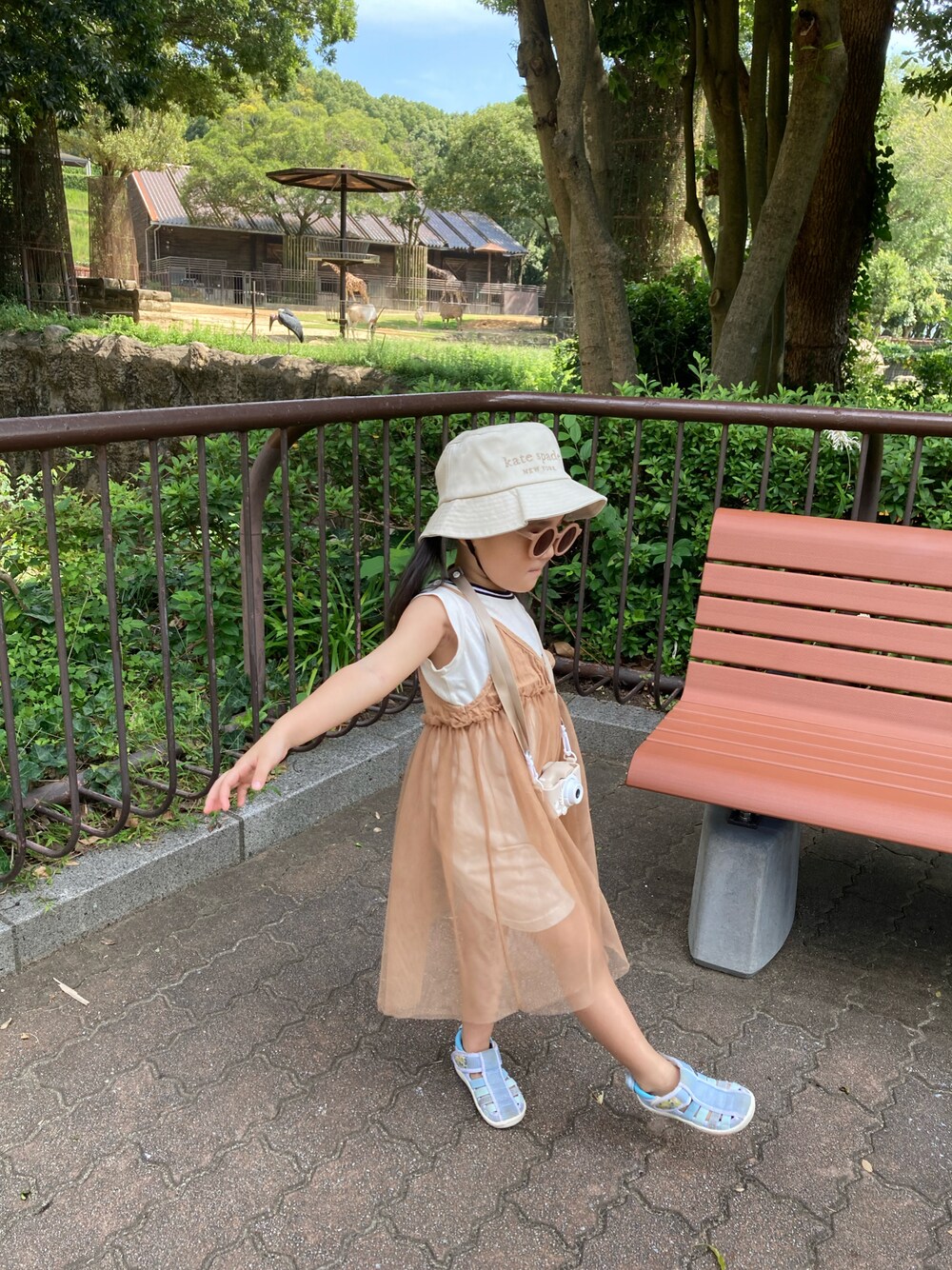 「カメラ女子、動物園、休日スタイル、レイヤードスタイル、4歳、キッズファッション」｜「BRANSHESのIFME/イフミーコラボ花柄ウォーターシューズ（サンダル、ブルー系）」を使った、もちゃんさん（キッズ・100cm）の秋コーディネートの1枚目の写真