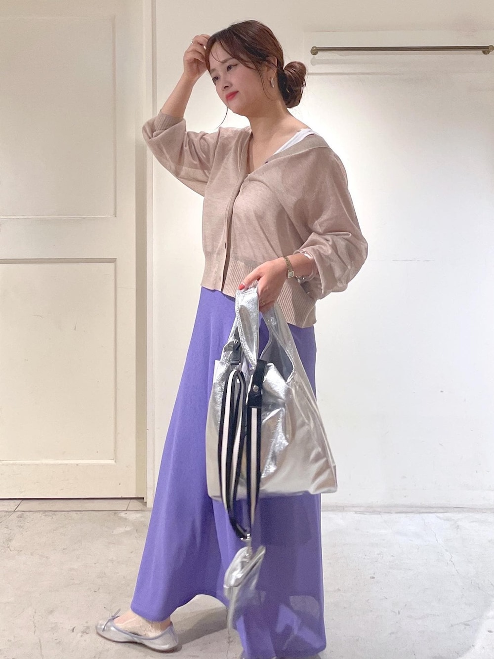 「Americana、マルチウェイバッグ、別注、シアーカーディガン、KINAN、イエベスプリング、骨格ストレート、porselli、ベージュ、シルバー、バレエシューズ、SALON adam et ropé、スカート」｜「AMERICANAの【Americana for SALON】別注バッグ＆ポーチセット ブラック/メタリック（トートバッグ、シルバー系）」を使った、yulyulさん（レディース・159cm）の夏コーディネートの1枚目の写真