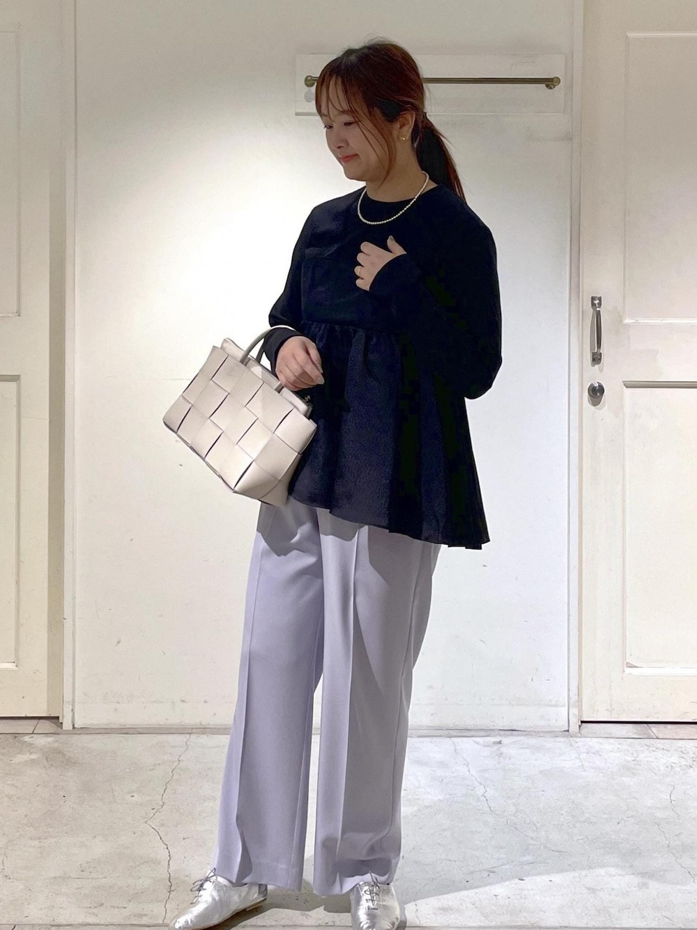 シルバー系のその他シューズ、ホワイト系のトートバッグ、ブラック系のTシャツ/カットソーを着用したレディースの春コーディネートの1枚目の写真