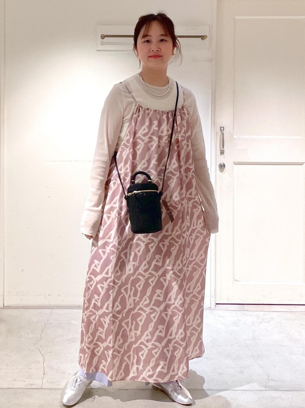 「BAGMATI、バグマティ、ポルセリ、キャミワンピース、柄ワンピ、ショルダーバッグ、ポシェット、ワンピース、シルバー、サロンアダムエロペ、SALON adam et ropé、24SS春の新作、骨格ストレート、イエベ、大人カジュアル」｜「SALON adam et rope'のシアーベロアタッチクルーネックプルオーバー（Tシャツ/カットソー、ホワイト系）」を使った、yulyulさん（レディース・159cm）の春コーディネートの1枚目の写真