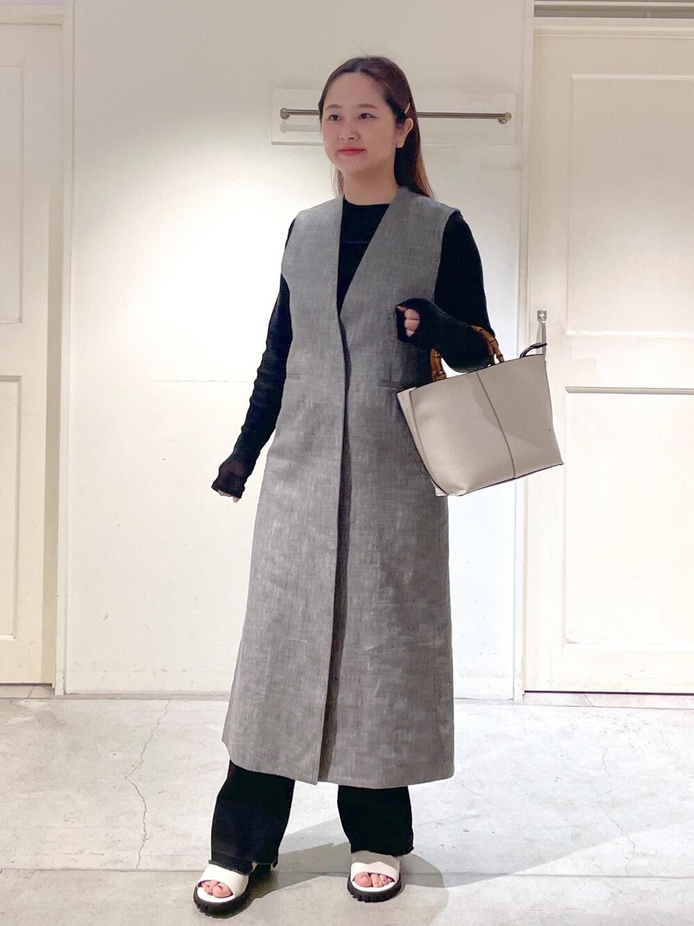 「ジレ、サロンアダムエロペ、ARTESANOS、アルテサノス、ハンドバッグ、バンブーハンドル、ジャンパースカート、SALON adam et ropé、骨格ストレート、イエベ、レイヤード、春ファッション、秋ファッション、冬ファッション、体型カバー」｜「SALON adam et rope'のシアーベロアタッチクルーネックプルオーバー（Tシャツ/カットソー、ブラック系）」を使った、yulyulさん（レディース・159cm）の冬コーディネートの1枚目の写真