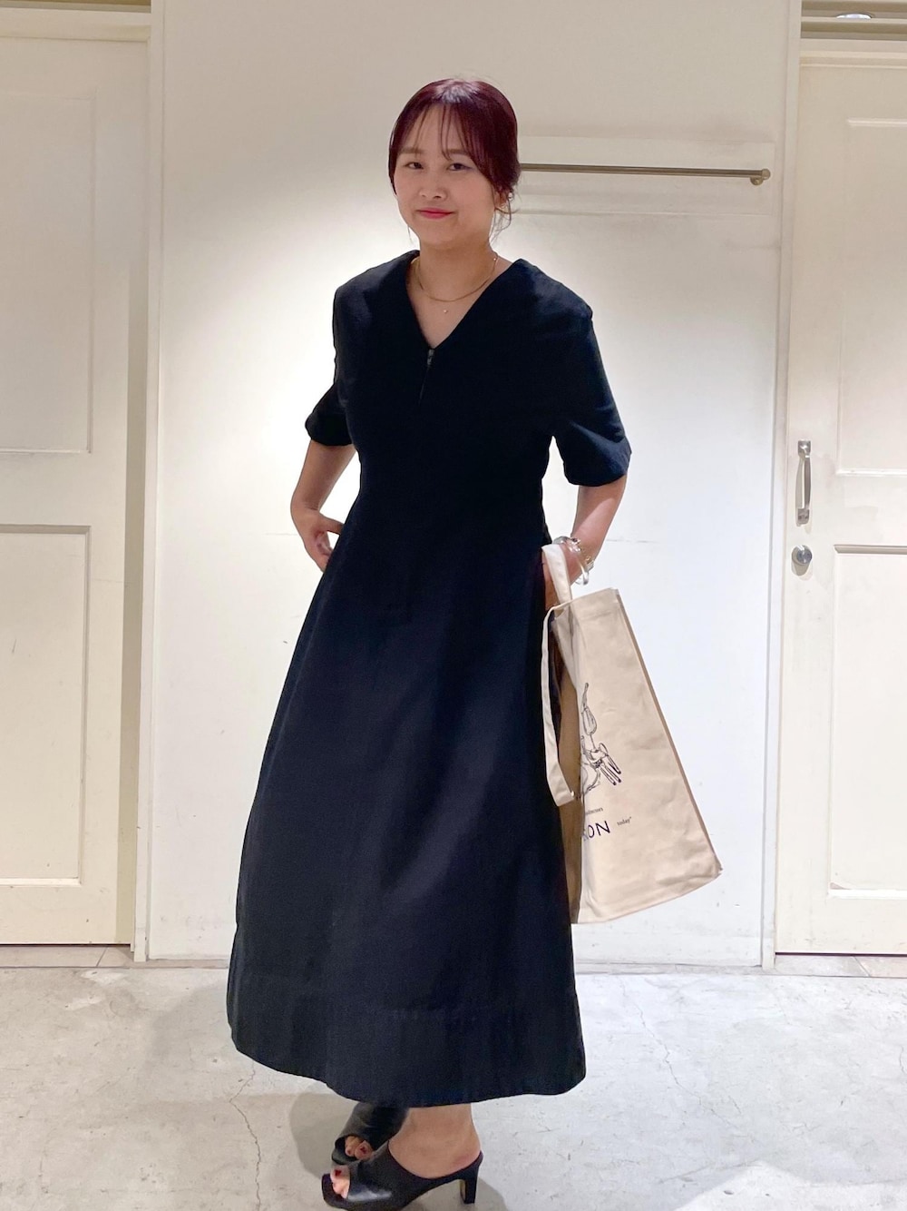 「骨格ストレート、イエベスプリング、23SS夏の新作、レメ、REMME、トートバッグ、ブラック、Vネック、ロング、ワンピース、フレア、サンダル、ヒール、ミュール、SALON adam et ropé」｜「SALON adam et rope'の【Ryuto Miyake for SALON】マルシェトートバッグ（トートバッグ、ブラック系）」を使った、yulyulさん（レディース・159cm）の夏コーディネートの1枚目の写真