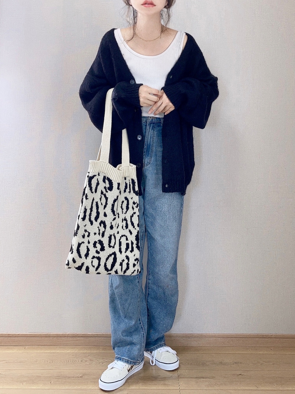 「MOCO2、moco2ニット、WEGO、モヘアライクニット、PR、レオパード、カーディガン、デニムパンツ、スニーカー、秋コーデ、パンツスタイル、ビッグシルエット、プチプラ、デニム」｜「WEGOのWEGO/【一部カラーWEB限定】モヘアライクBIGカーディガン（カーディガン/ボレロ、ブラック系）」を使った、ぴょんさん（レディース・167cm）の秋コーディネートの1枚目の写真