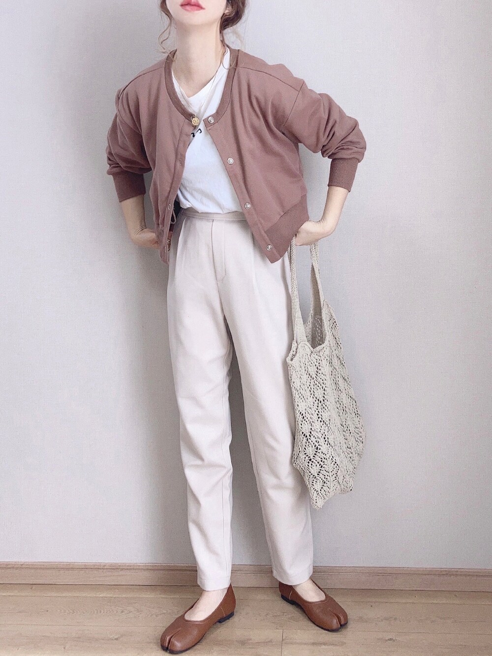 ブラウン系のカーディガン/ボレロ、ホワイト系のTシャツ/カットソー、ホワイト系のその他パンツを着用したレディースの春コーディネートの1枚目の写真