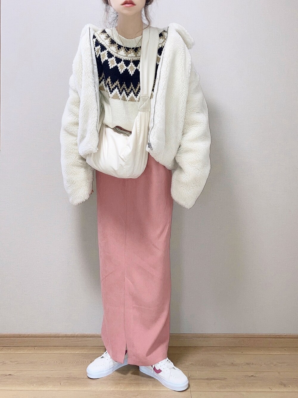 「Calvin Klein、カルバンクライン、PR、VANS、ピンク、ボアジャケット、ブルゾン、ロングスカート、コーデュロイ、スニーカー、大人カジュアル、シンプルコーデ、ノルディック柄」｜「Calvin Kleinのバックモノグラム シェルパジャケット（その他アウター、ホワイト系）」を使った、ぴょんさん（レディース・167cm）の秋コーディネートの1枚目の写真