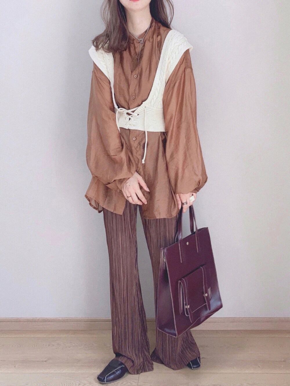 「秋トレンド2021、プリーツパンツ、シアーシャツ、ビスチェ、ブラウン、秋服準備はじめました、シンプルコーデ、プチプラコーデ、スクエアトゥ、ボリューム袖」｜「select MOCAの2021 SS シアーポプリンブザム切替えバンドカラーブラウス（オーバーサイズシースルーシャツ）（シャツ/ブラウス、ブラウン系）」を使った、ぴょんさん（レディース・167cm）の秋コーディネートの1枚目の写真