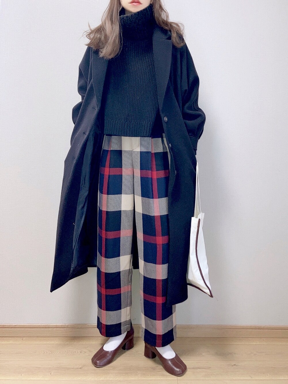 ブルー系のその他パンツ、ブラック系のチェスターコート、ブラウン系のパンプスを着用したレディースの冬コーディネートの1枚目の写真