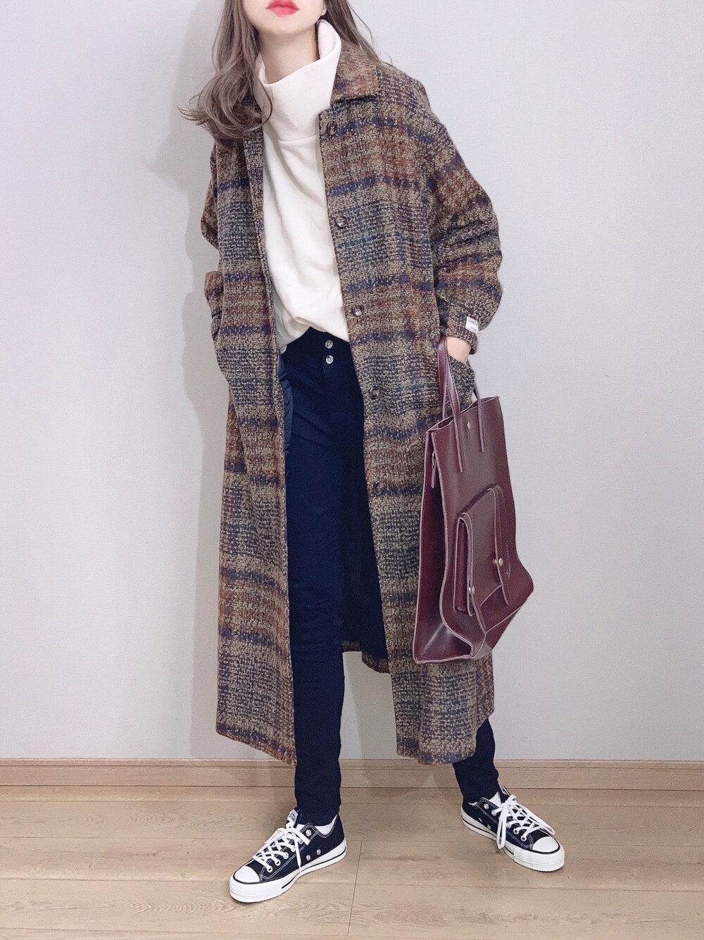 「クリスマスに着たい服、チェック柄に恋してる、シンプルコーデ、休日スタイル、タートルネック、ハイネック、スクエアバッグ、スニーカー、プチプラ、冬コーデ、あったかコーデ、マイベストコーデ2021、コンバース」｜「CORNERSのボリューム袖チェックロングコート（ステンカラーコート、ブラウン系）」を使った、ぴょんさん（レディース・167cm）の冬コーディネートの1枚目の写真