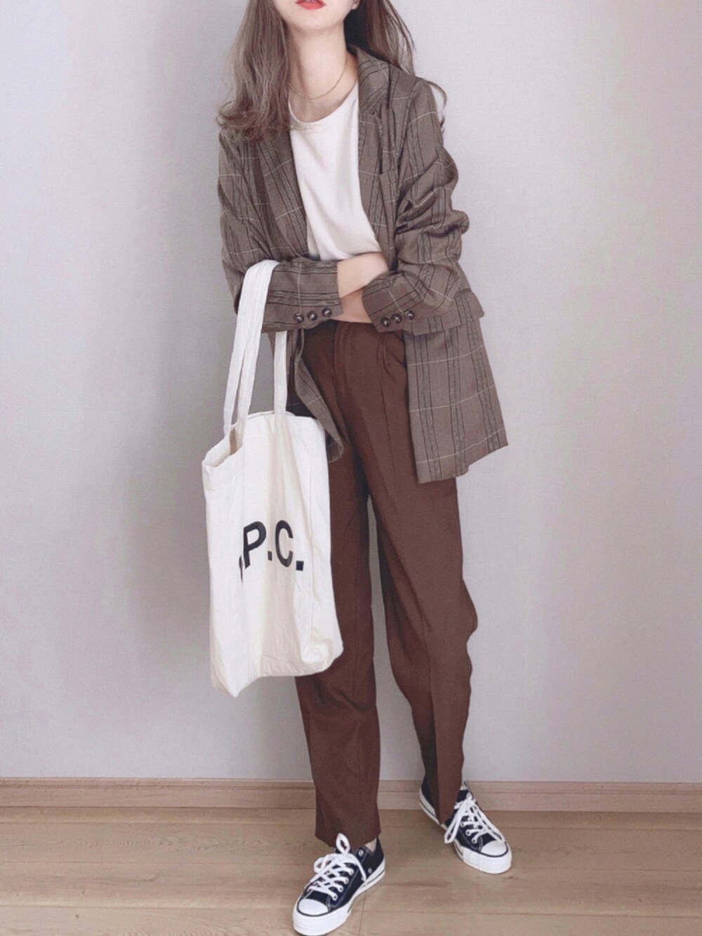 「チェック、テーパードパンツ、トートバッグ、テーラードジャケット、カラーパンツ、converse、スラックス、スニーカーコーデ、休日スタイル、ブラウン、秋コーデ、秋服準備はじめました、puril、きれいめカジュアル」｜「PURILの【PURIL】ダブルブレストテーラードジャケット（テーラードジャケット、ブラウン系）」を使った、ぴょんさん（レディース・167cm）の秋コーディネートの1枚目の写真