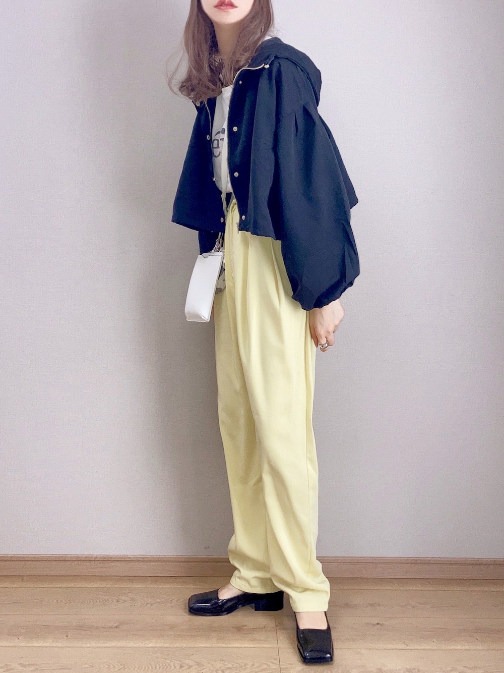 「春コーデ、春アウター、春色、マウンテンパーカー、イエロー、お洒落さんとつながりたい、きれいめカジュアル、スクエアトゥ、カラーパンツ、春服デビュー宣言、春服みてみて」｜「CORNERSのショートマウンテンパーカー（マウンテンパーカー、ブラック系）」を使った、ぴょんさん（レディース・167cm）の春コーディネートの1枚目の写真