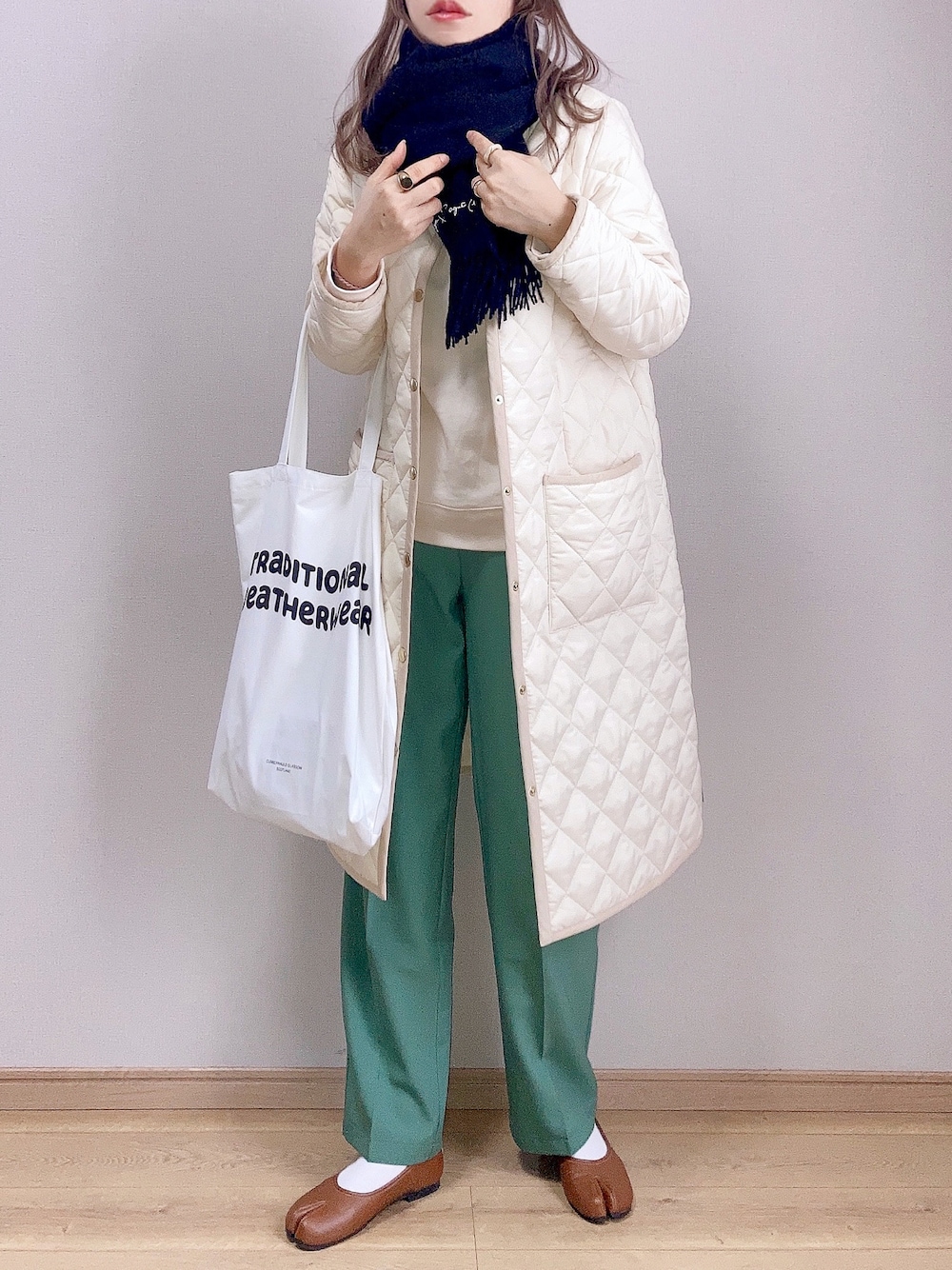 ホワイト系のその他アウター、ホワイト系のトートバッグ、ホワイト系のスウェットを着用したレディースの冬コーディネートの1枚目の写真