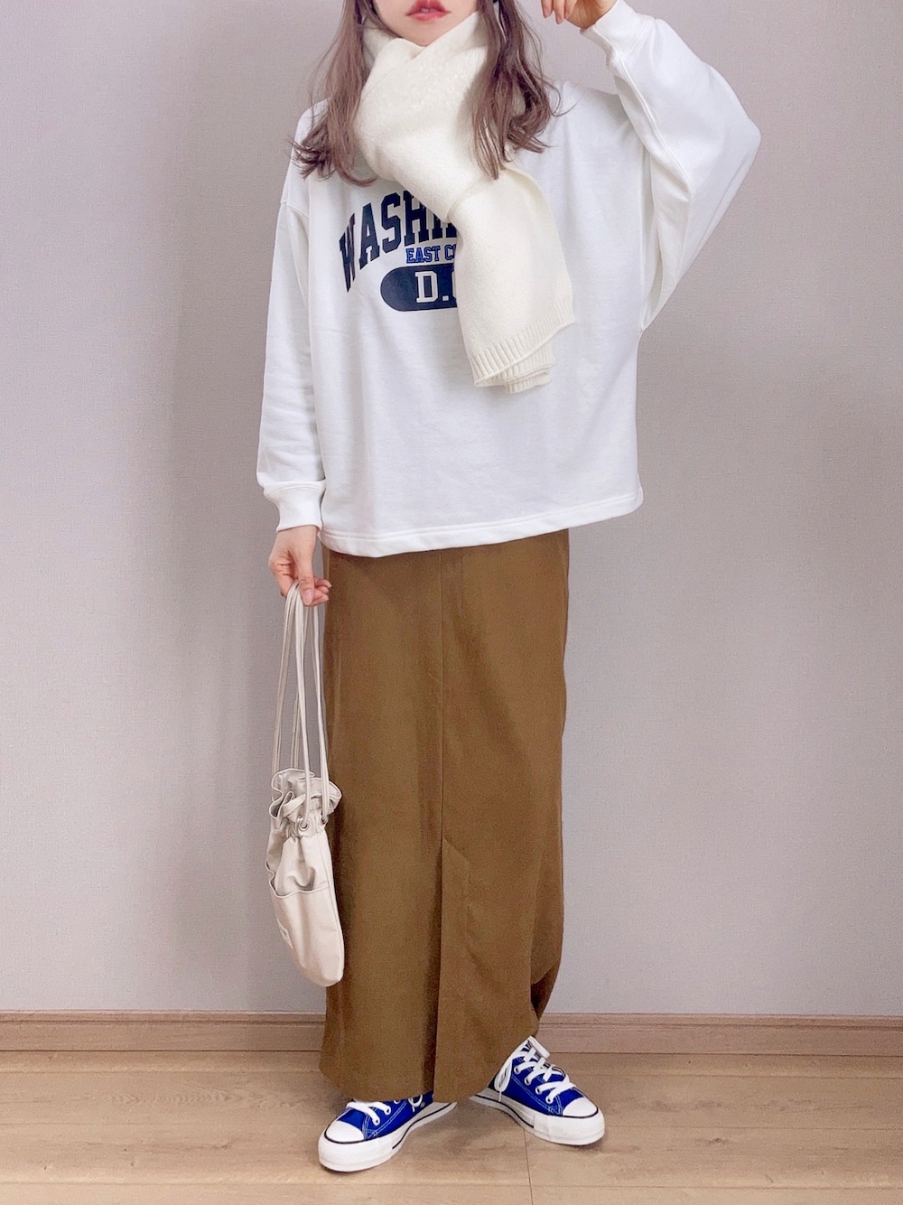 「私の推しブランド、corners by KR、シンプルコーデ、マフラー、コーデュロイ、ビビッドカラー、高身長女子、ビッグシルエット、カレッジロゴ」｜「CORNERS by KRのCORNERS by KR カレッジロゴボリュームスリーブスウェット（スウェット、ホワイト系）」を使った、ぴょんさん（レディース・167cm）の冬コーディネートの1枚目の写真