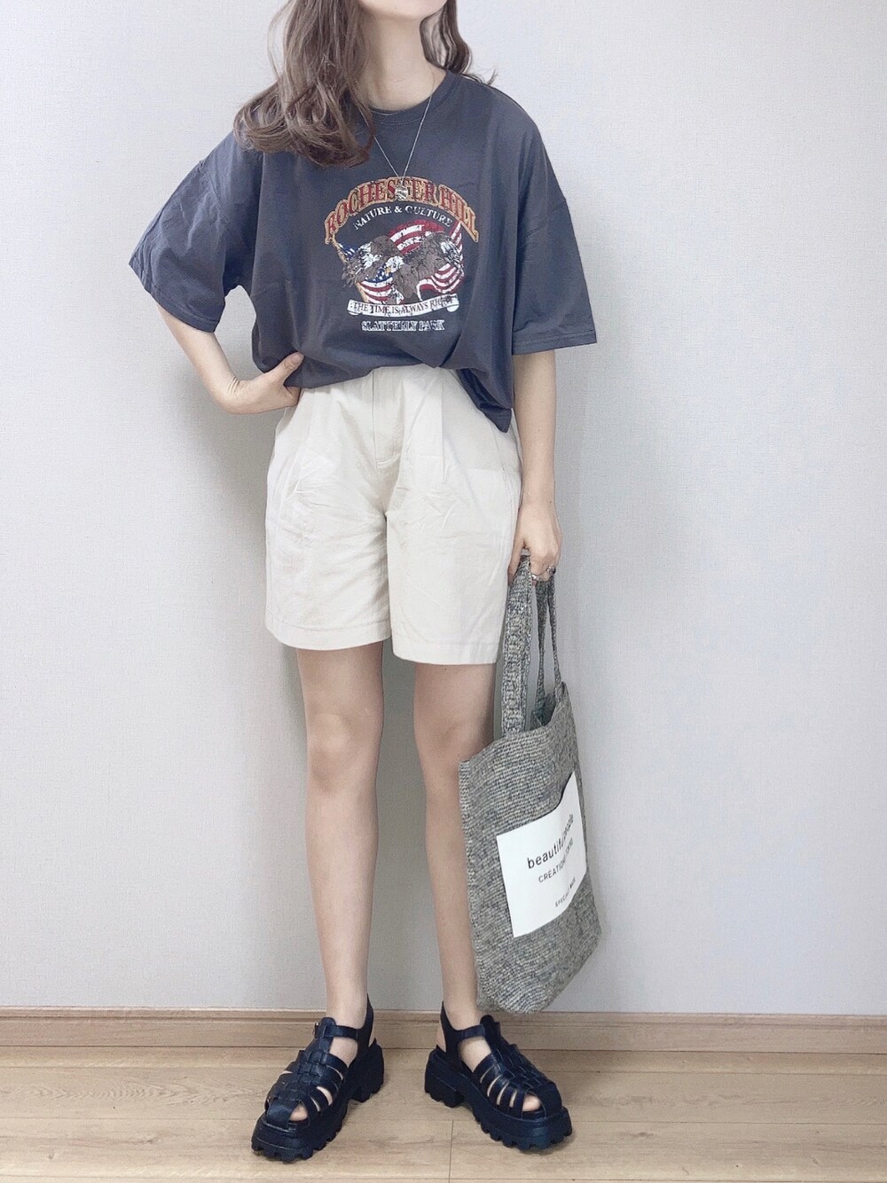 ブラック系のTシャツ/カットソー、ベージュ系のその他パンツ、グレー系のトートバッグを着用したレディースの春コーディネートの1枚目の写真