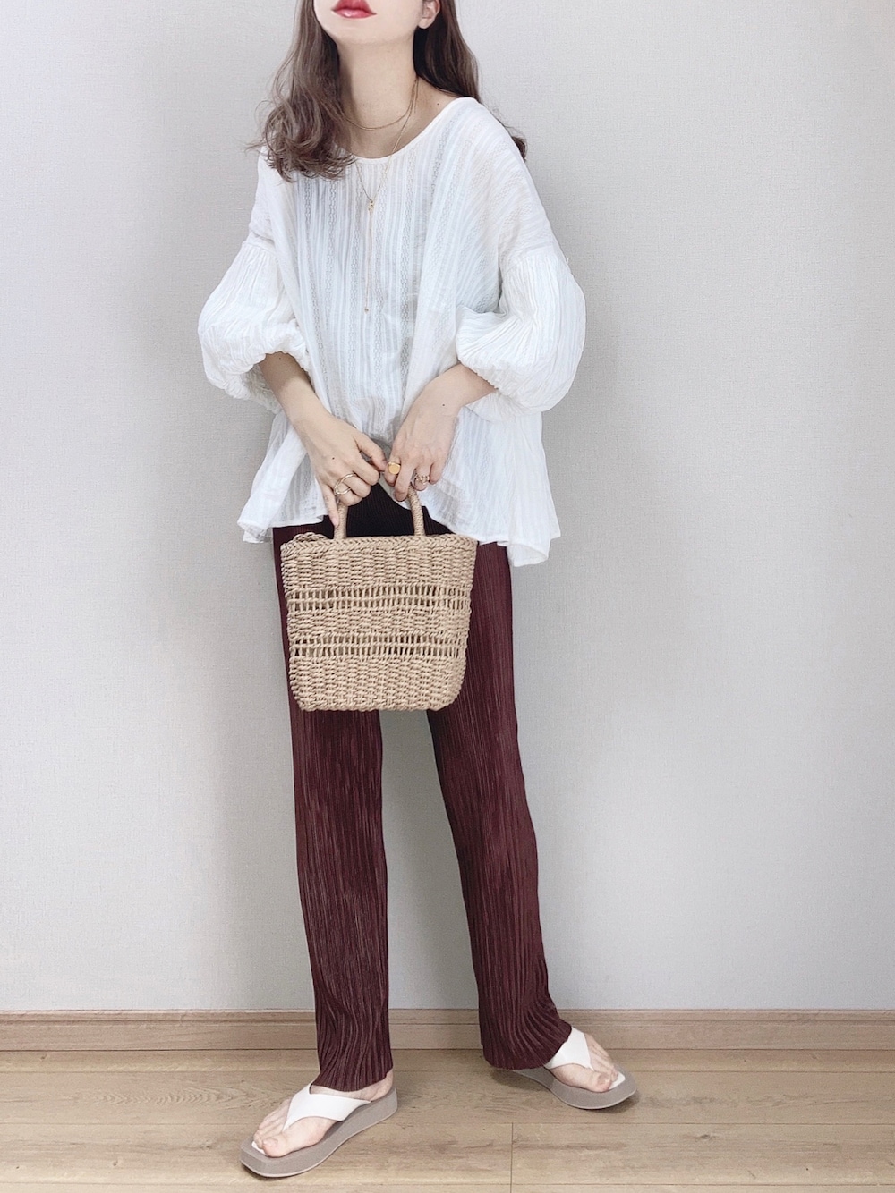ベージュ系のバッグ、ホワイト系のシャツ/ブラウス、ブラウン系のその他パンツを着用したレディースの春コーディネートの1枚目の写真