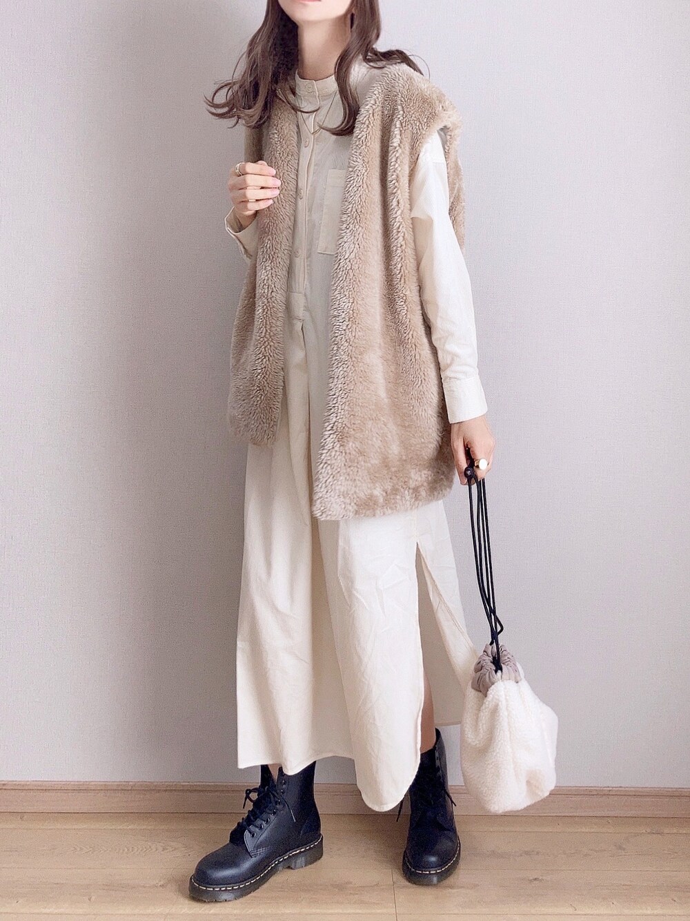 ベージュ系のシャツワンピース、ベージュ系のその他アウター、ベージュ系のショルダーバッグを着用したレディースの秋コーディネートの1枚目の写真