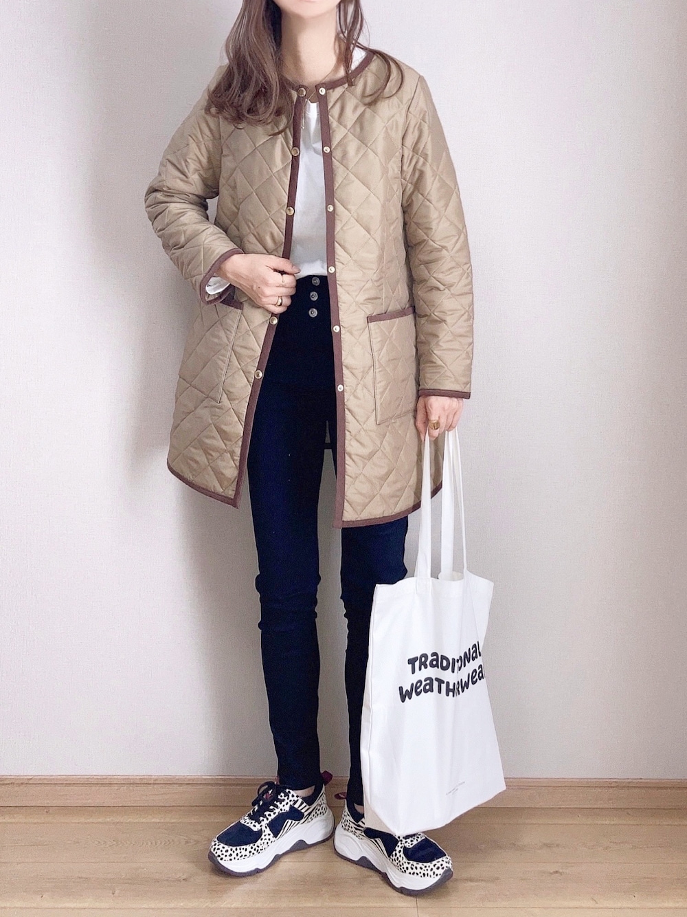 「Traditional Weatherwear、トラディショナルウェザーウエア、トラディショナルウェザーウェア、TWW、PR、トートバッグ、キルティングジャケット、キルティングコート、キルティング、シンプルコーデ、パンツコーデ、秋コーデ、冬コーデ、スニーカー」｜「Traditional WeatherwearのARKLEY MIDDLE（その他アウター、ベージュ系）」を使った、ぴょんさん（レディース・167cm）の秋コーディネートの1枚目の写真