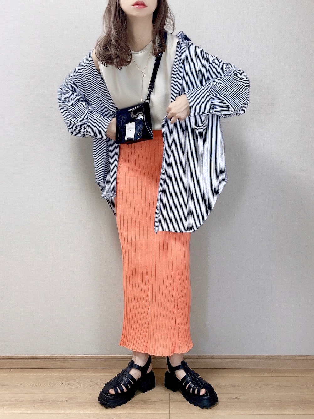 「初夏コーデ、オレンジ、マーメイドスカート、ストライプ、シャツスタイル、クリアバッグ、グルカサンダル、休日スタイル、プチプラ、ビタミンカラー、ボリューム袖、ビッグシルエット、厚底シューズ、レイヤードスタイル」｜「Chaco closetのボリュームスリーブオーバーサイズレギュラーカラーシャツ/ストライプシャツ（シャツ/ブラウス、ブルー系）」を使った、ぴょんさん（レディース・167cm）の春コーディネートの1枚目の写真