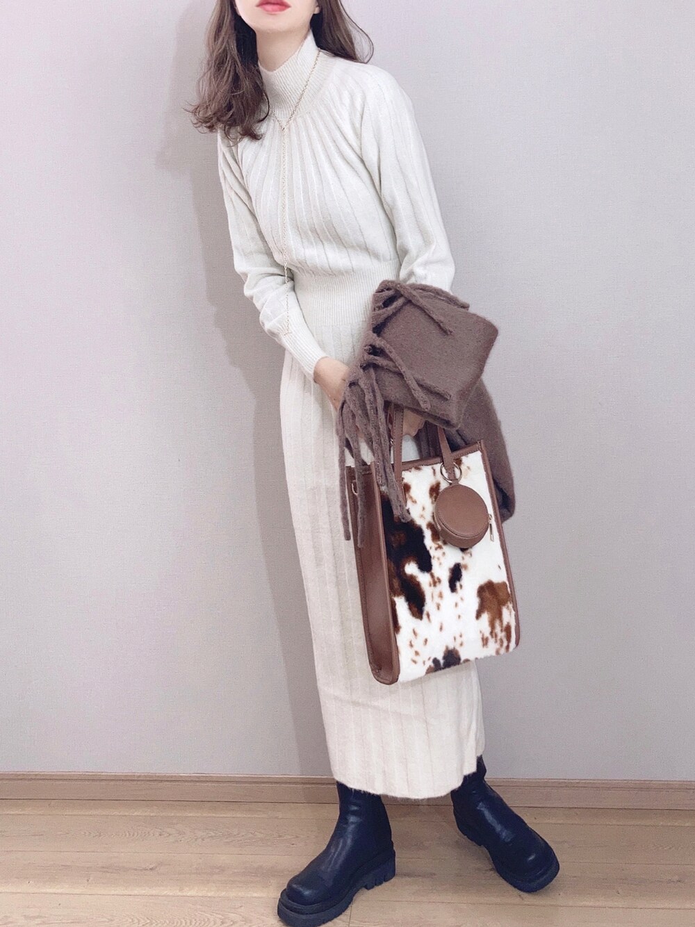 「クリスマスに着たい服、ホワイトコーデ、ニットワンピース、デート、ハイネック、スクエアバッグ、お出かけコーデ」｜「SENSE OF PLACE by URBAN RESEARCHのストレッチアルパカウエストマークワンピース（ワンピース、ホワイト系）」を使った、ぴょんさん（レディース・167cm）の冬コーディネートの1枚目の写真
