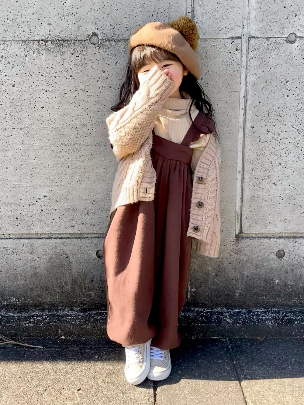 「チョコ色に染まれ、サロペット、レイヤードスタイル、VANS、タートルネック、シンプルコーデ、ワントーンコーデ、淡色コーデ、カジュアルコーデ、プチプラ、LOWRYS FARM、スニーカー、ニット、ほめられ本命コーデ」｜「LOWRYS FARMのメンアサフリルサロペット　277683（サロペット/オーバーオール、ブラウン系）」を使った、ぴょんさん（キッズ・90cm）の冬コーディネートの1枚目の写真
