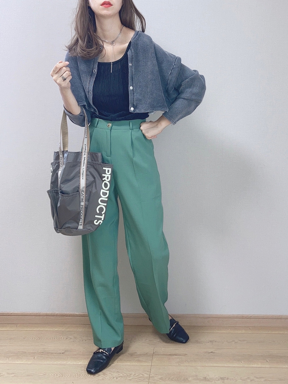 「Daily russet、デイリーラシット (Daily russet)、グリーン、カラーパンツ、カーディガン、秋トレンド2021、秋服準備はじめました、トートバッグ、大人カジュアル、シンプルコーデ、スクエアトゥ」｜「THEATRE PRODUCTSの【THEATRE PRODUCTS】≪Dailyrusset別注≫ナイロンガーデントートバッグ（トートバッグ、グレー系）」を使った、ぴょんさん（レディース・167cm）の夏コーディネートの1枚目の写真