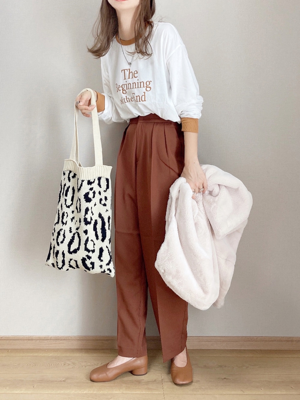 イエロー系のTシャツ/カットソー、ブラウン系のその他パンツ、ホワイト系のベストを着用したレディースの秋コーディネートの1枚目の写真