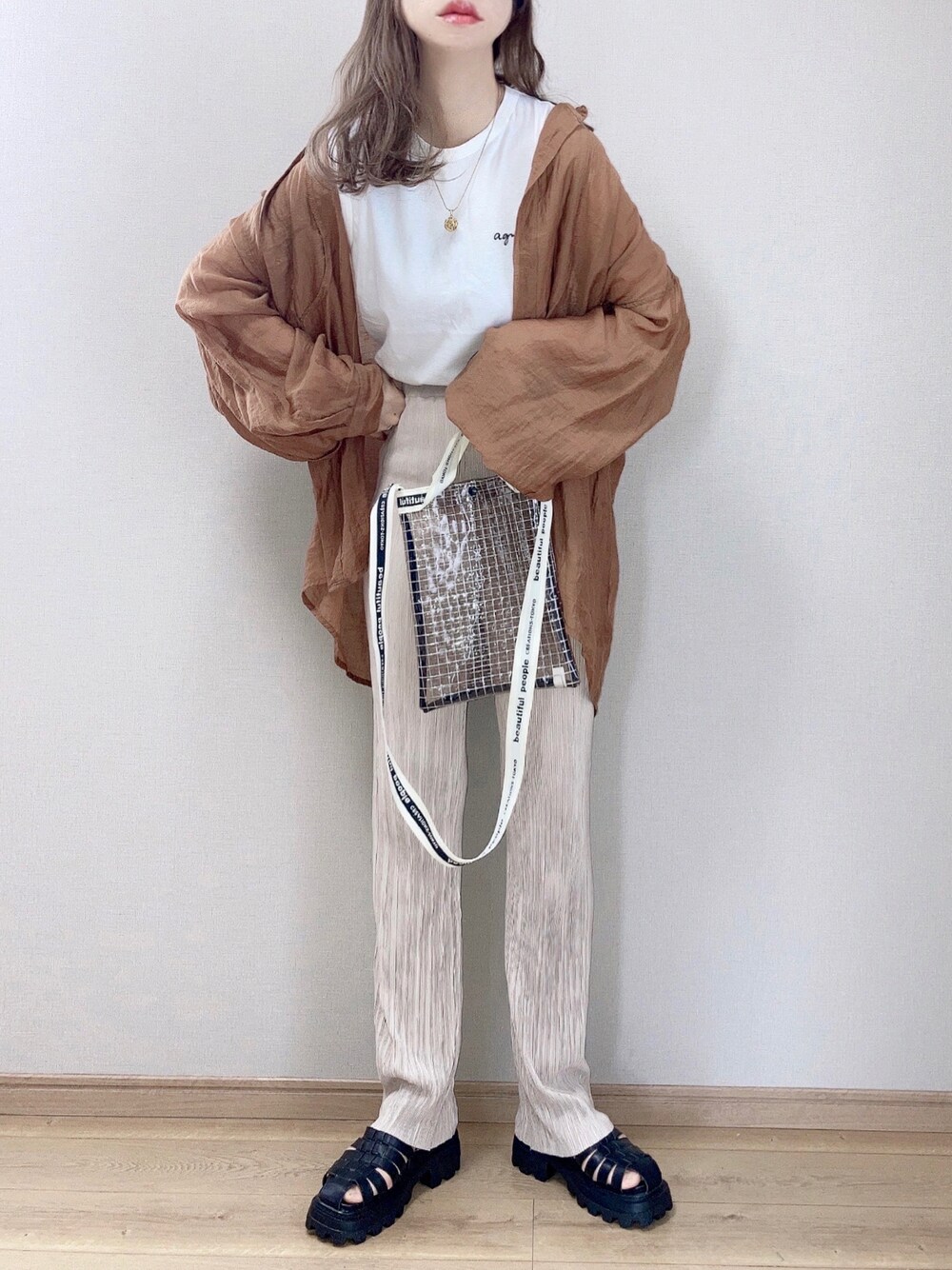 ホワイト系のTシャツ/カットソー、ブラウン系のシャツ/ブラウス、ブラック系のショルダーバッグを着用したレディースの春コーディネートの1枚目の写真