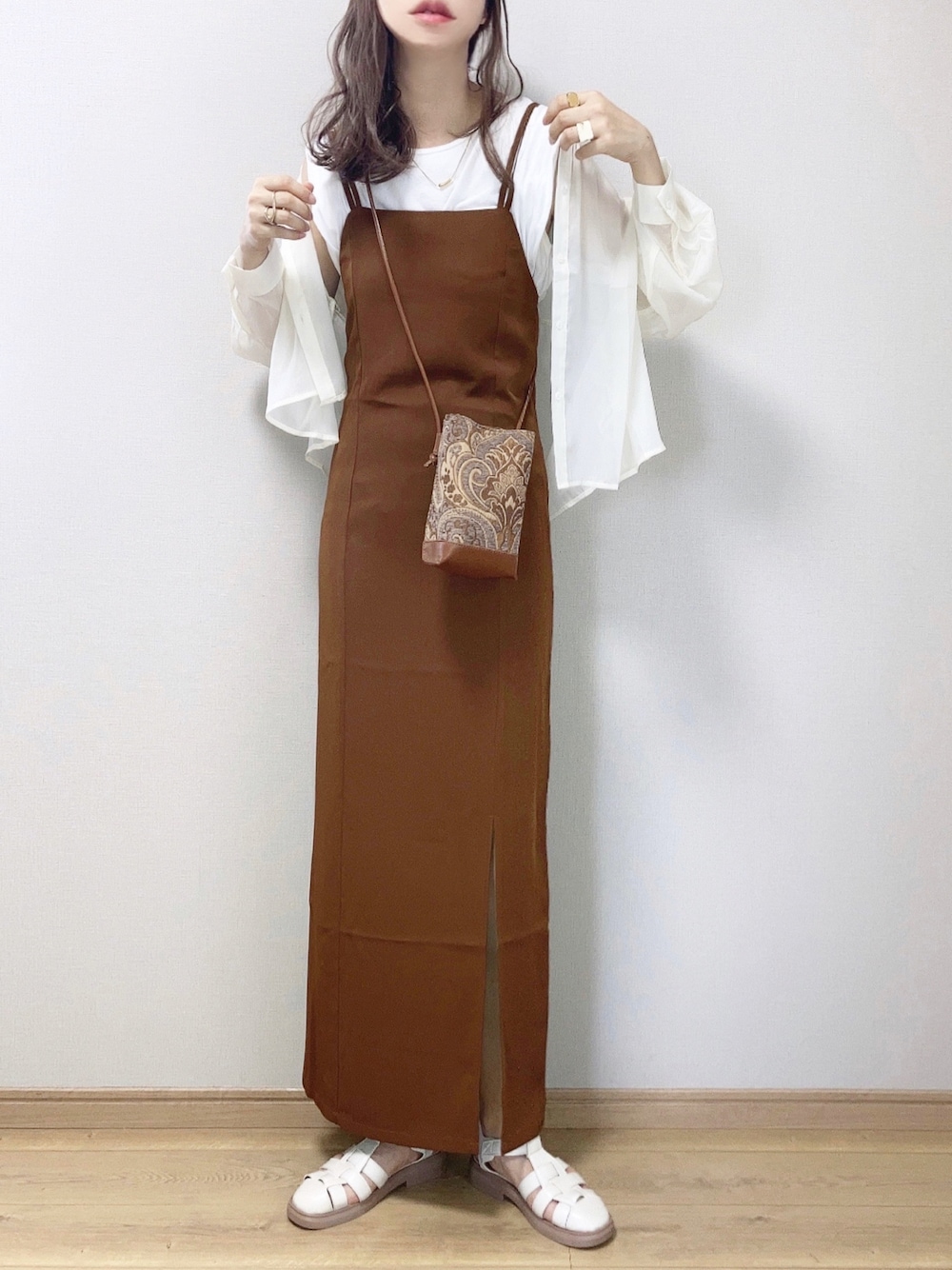 ブラウン系のワンピース、ベージュ系のシャツ/ブラウス、ホワイト系のTシャツ/カットソーを着用したレディースの夏コーディネートの1枚目の写真