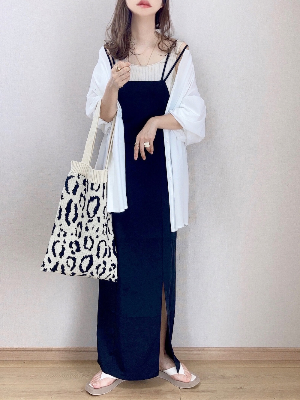 「キャミワンピ、レオパード、秋服準備はじめました、ボリューム袖、ビッグシルエット、秋先取りコーデ、シンプルスタイル、レイヤードスタイル、プチプラ、モノトーン、大人カジュアル、ロングワンピース」｜「CORNERSのボリュームスリーブ2wayブラウス（シャツ/ブラウス、ホワイト系）」を使った、ぴょんさん（レディース・167cm）の夏コーディネートの1枚目の写真