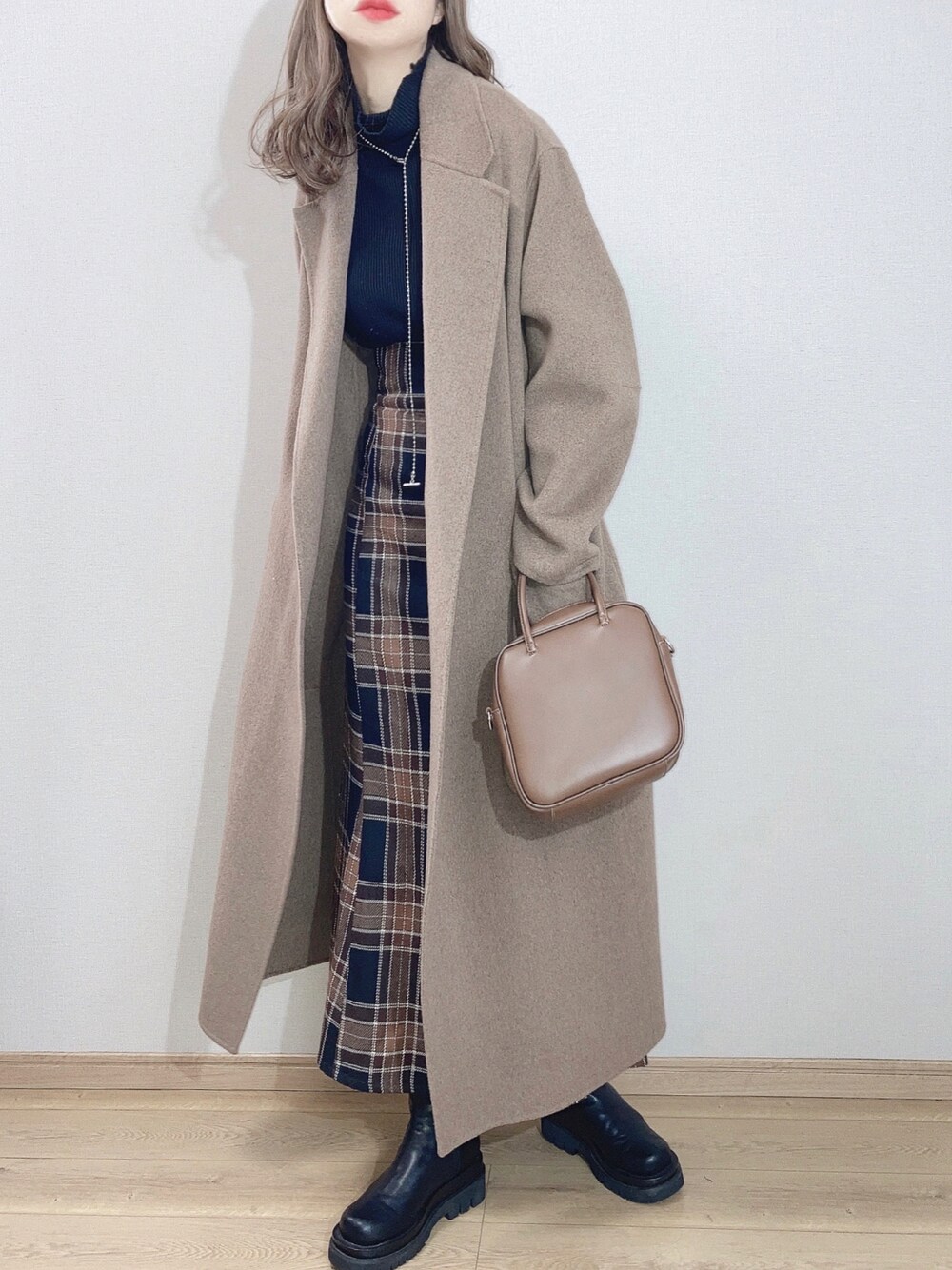 「クリスマスに着たい服、チェック柄に恋してる、チェックスカート、シンプルコーデ、ロングコート、ミニバッグ、ハイネック、エレガント、ビッグシルエット、冬コーデ、マーメイドスカート、マイベストコーデ2021、プチプラ、きれいめカジュアル」｜「natural coutureの【WEB限定】合皮&ビッグチェックウエストマーメイドスカート　Mサイズ（スカート、ブラウン系）」を使った、ぴょんさん（レディース・167cm）の冬コーディネートの1枚目の写真