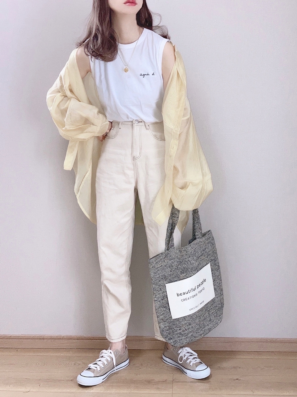 「シースルー、シアーシャツ、シャツスタイル、イエロー、トートバッグ、淡色コーデ、白パンツ、春夏コーデ、プチプラ、休日スタイル、ビッグシルエット、ボリューム袖、コンバース、タックイン、かごバッグ」｜「select MOCAの2022 SS シアーポプリンブザム切替えバンドカラーブラウス（シャツ/ブラウス、イエロー系）」を使った、ぴょんさん（レディース・167cm）の春コーディネートの1枚目の写真