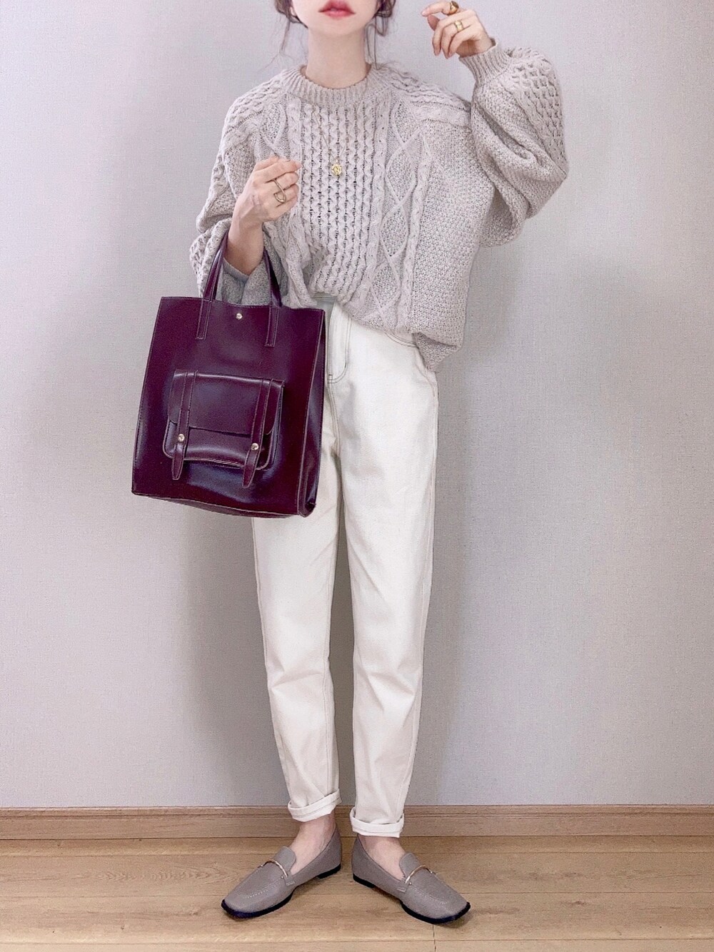 ベージュ系のニット/セーター、ベージュ系のデニムパンツ、グレー系のローファーを着用したレディースの秋コーディネートの1枚目の写真