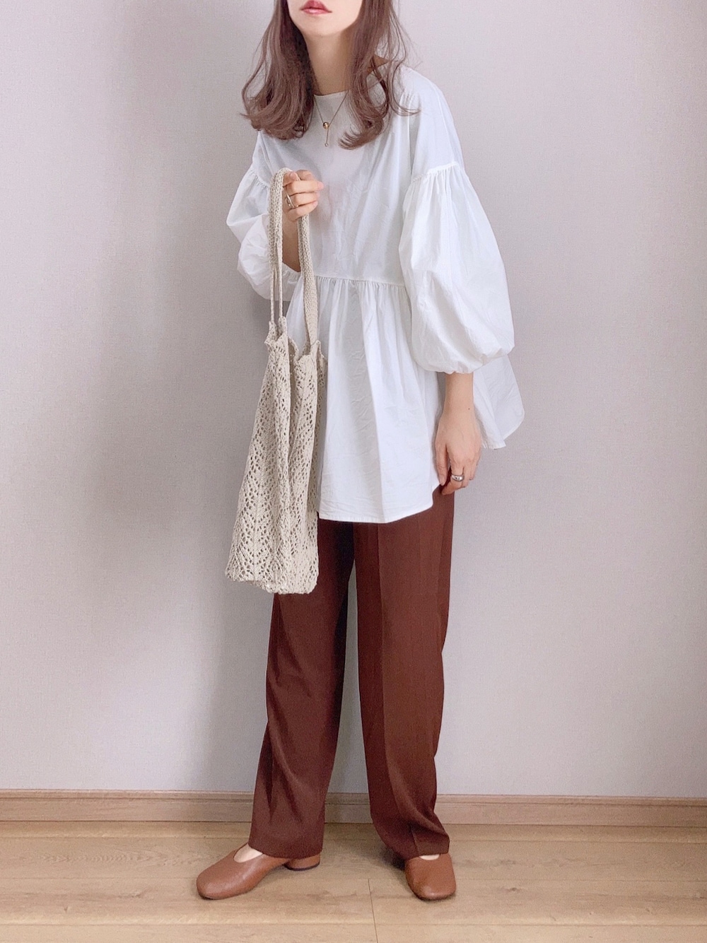 「春服デビュー宣言、春コーデ、カラーパンツ、ボリューム袖、ビッグシルエット、プチプラ、スクエアトゥ、トートバッグ、シンプルコーデ、春服みてみて、スラックス、きれいめカジュアル」｜「Bonjour Saganの前後2WAYボリュームスリーブブラウス（シャツ/ブラウス、ホワイト系）」を使った、ぴょんさん（レディース・167cm）の春コーディネートの1枚目の写真