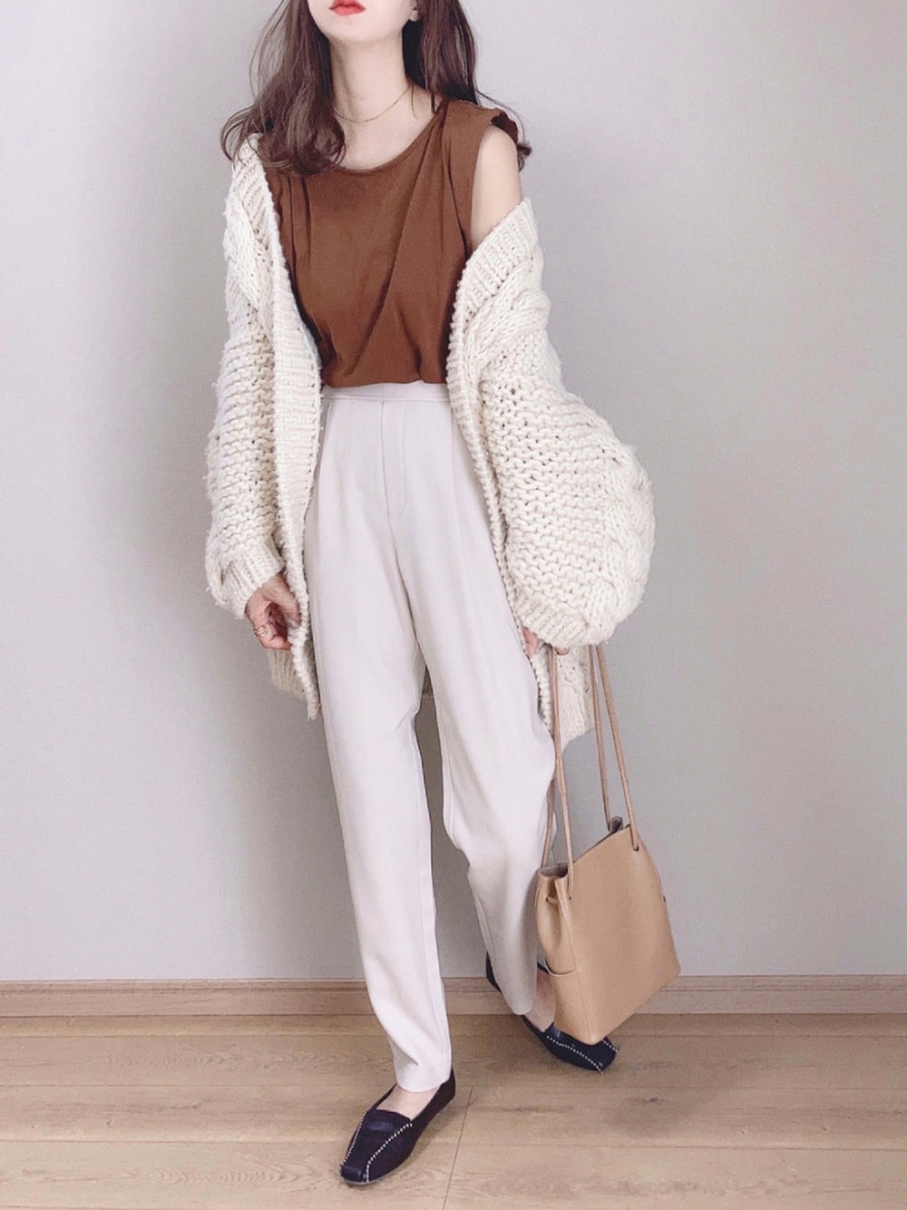 ホワイト系のその他パンツ、ブラウン系のローファー、ベージュ系のショルダーバッグを着用したレディースの秋コーディネートの1枚目の写真