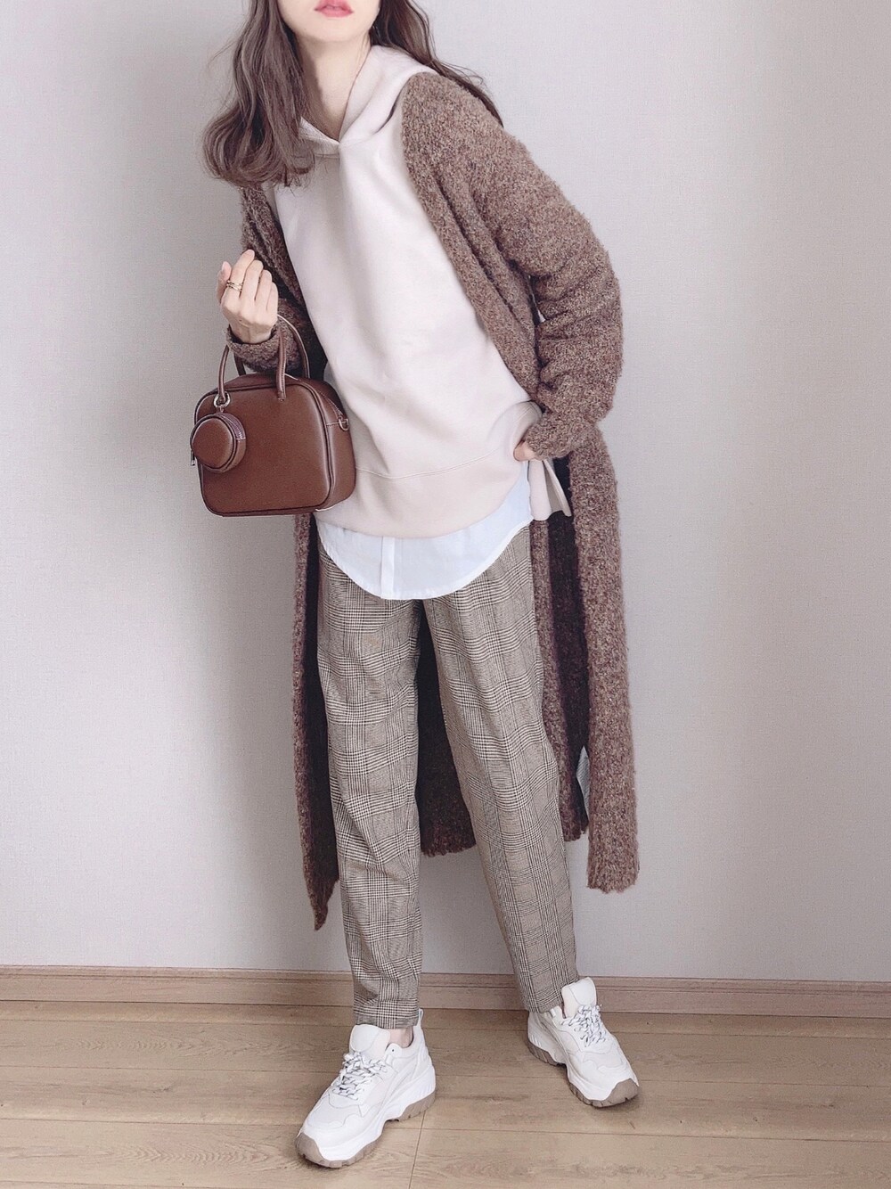 その他のその他パンツ、ベージュ系のパーカー、ブラウン系のショルダーバッグを着用したレディースの秋コーディネートの1枚目の写真