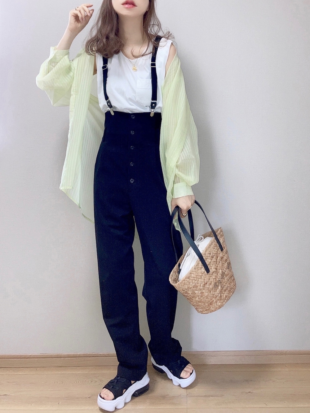 ブラック系のかごバッグ、ホワイト系のTシャツ/カットソー、グリーン系のシャツ/ブラウスを着用したレディースの夏コーディネートの1枚目の写真