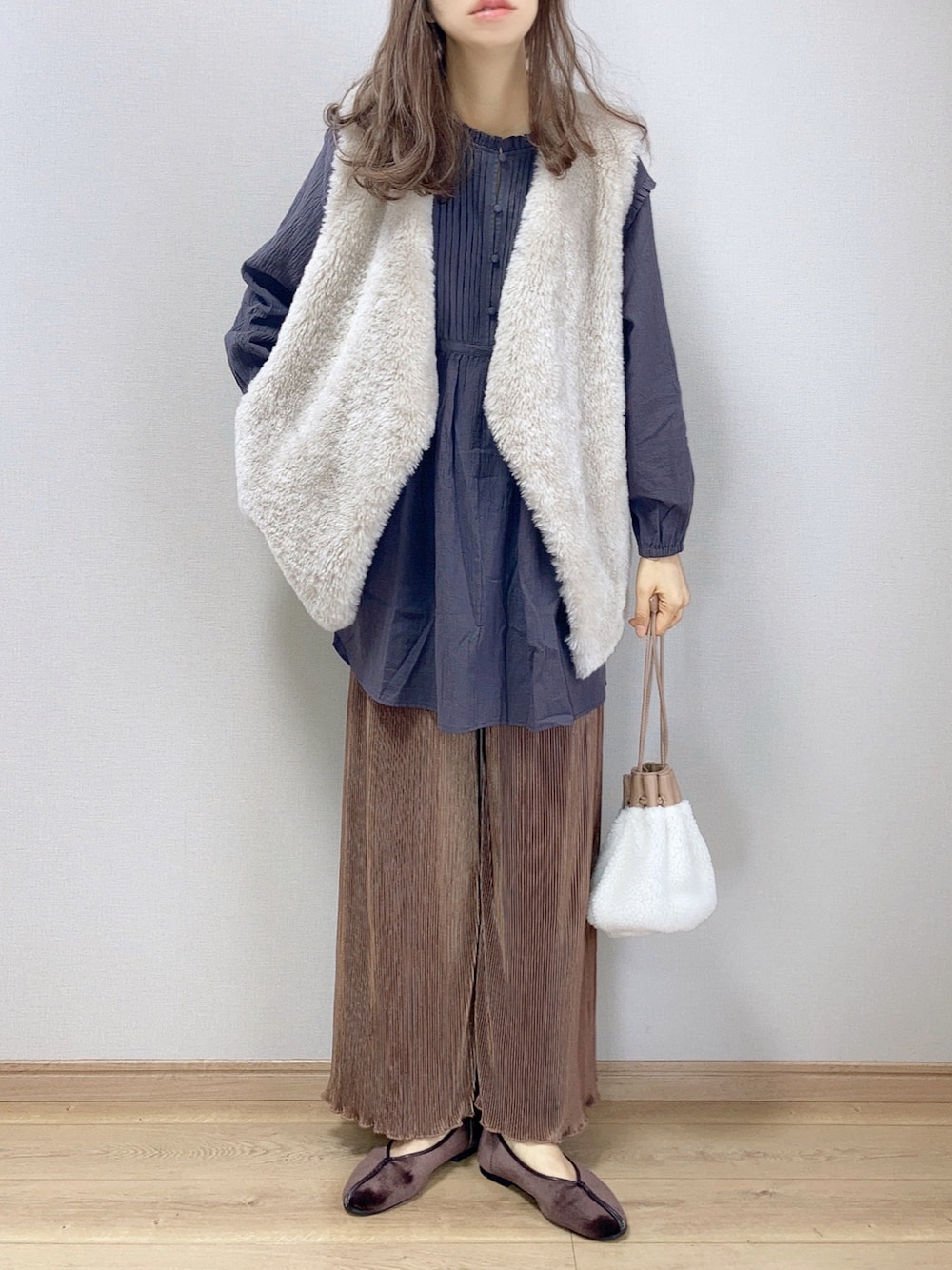 ブラウン系のその他パンツ、ブラウン系のパンプス、グレー系のシャツ/ブラウスを着用したレディースの秋コーディネートの1枚目の写真
