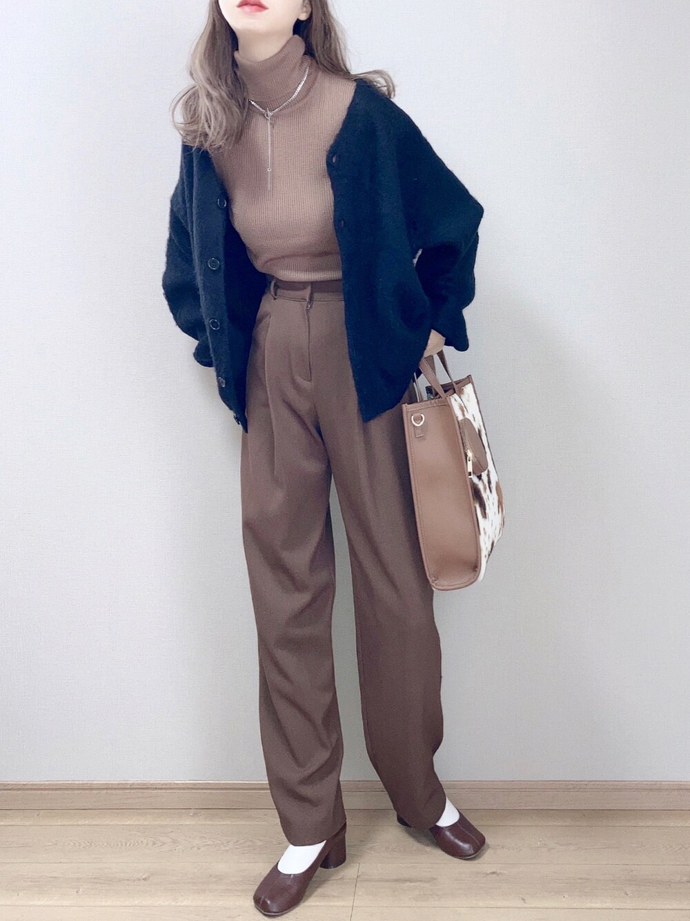 ブラック系のカーディガン/ボレロ、ブラウン系のニット/セーター、ブラウン系のその他パンツを着用したレディースの秋コーディネートの1枚目の写真