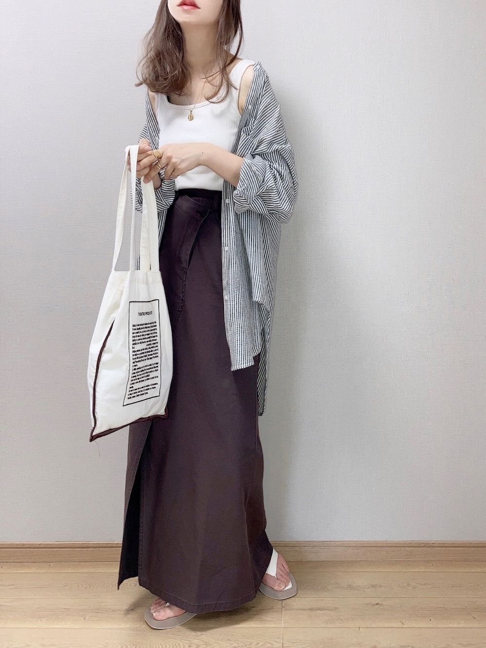 ブラック系のシャツ/ブラウス、ホワイト系のタンクトップ、ブラウン系のスカートを着用したレディースの夏コーディネートの1枚目の写真