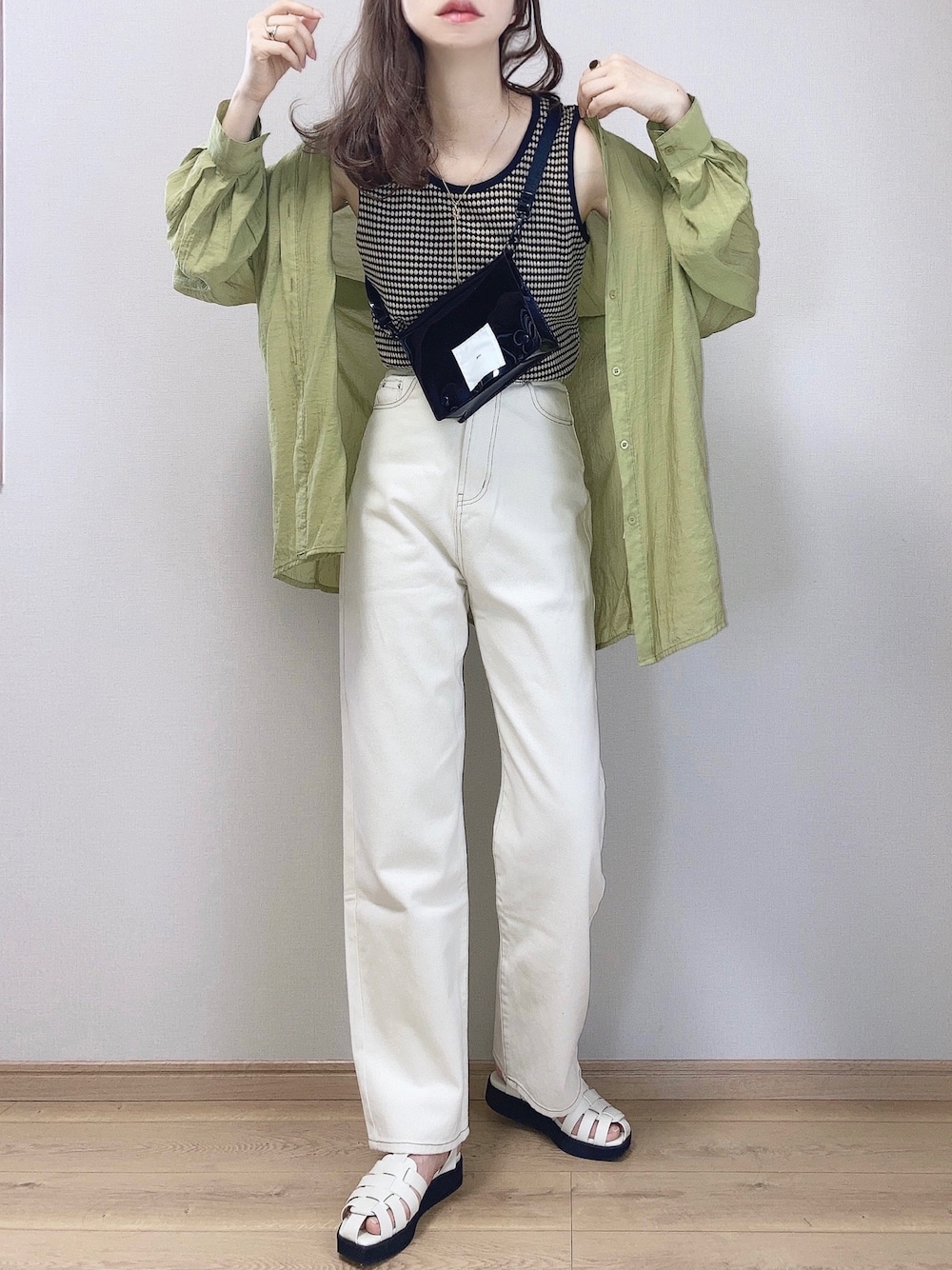 「グリーン、シアーシャツ、カラー×コーデ、白パンツ、グルカサンダル、レイヤードスタイル、ビタミンカラー、タックイン、ボリューム袖、シャツスタイル、きれいめカジュアル、休日スタイル、クリアバッグ」｜「classicalelfのレトロに魅せられて。ハニカム柄ジャガードタンクトップ（タンクトップ、ブラック系）」を使った、ぴょんさん（レディース・167cm）の夏コーディネートの1枚目の写真