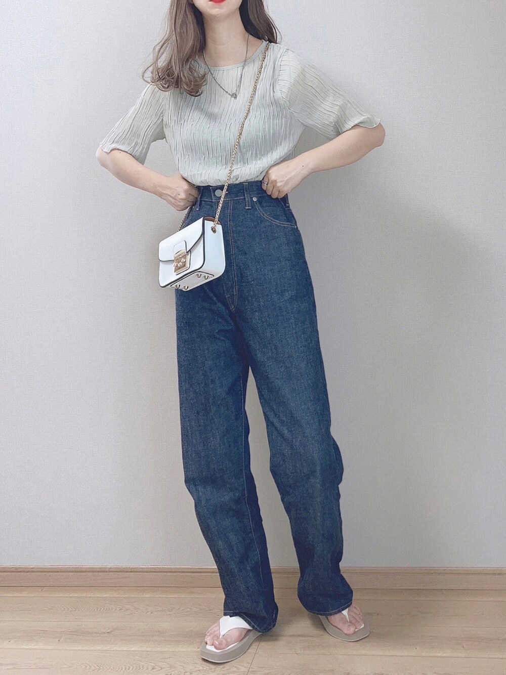 グリーン系のシャツ/ブラウス、ブルー系のデニムパンツ、ホワイト系のサンダルを着用したレディースの夏コーディネートの1枚目の写真