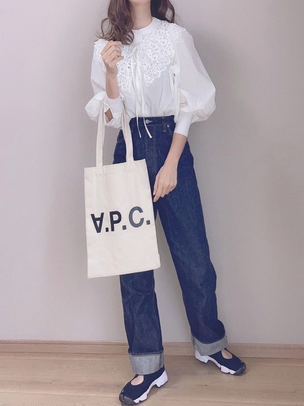 「シンプル、デニムパンツ、パンツスタイル、春コーデ、カジュアルコーデ、エアリフト、ビッグカラー、オトナ女子」｜「Chicoの付け襟2wayスタンドブラウス（シャツ/ブラウス、ホワイト系）」を使った、ぴょんさん（レディース・167cm）の春コーディネートの1枚目の写真