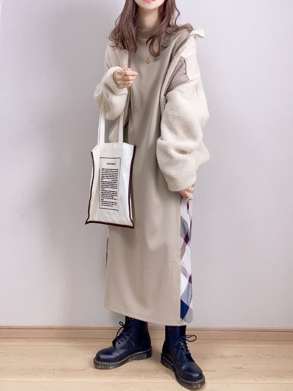 ベージュ系のワンピース、ベージュ系のブルゾン、ベージュ系のトートバッグを着用したレディースの冬コーディネートの1枚目の写真