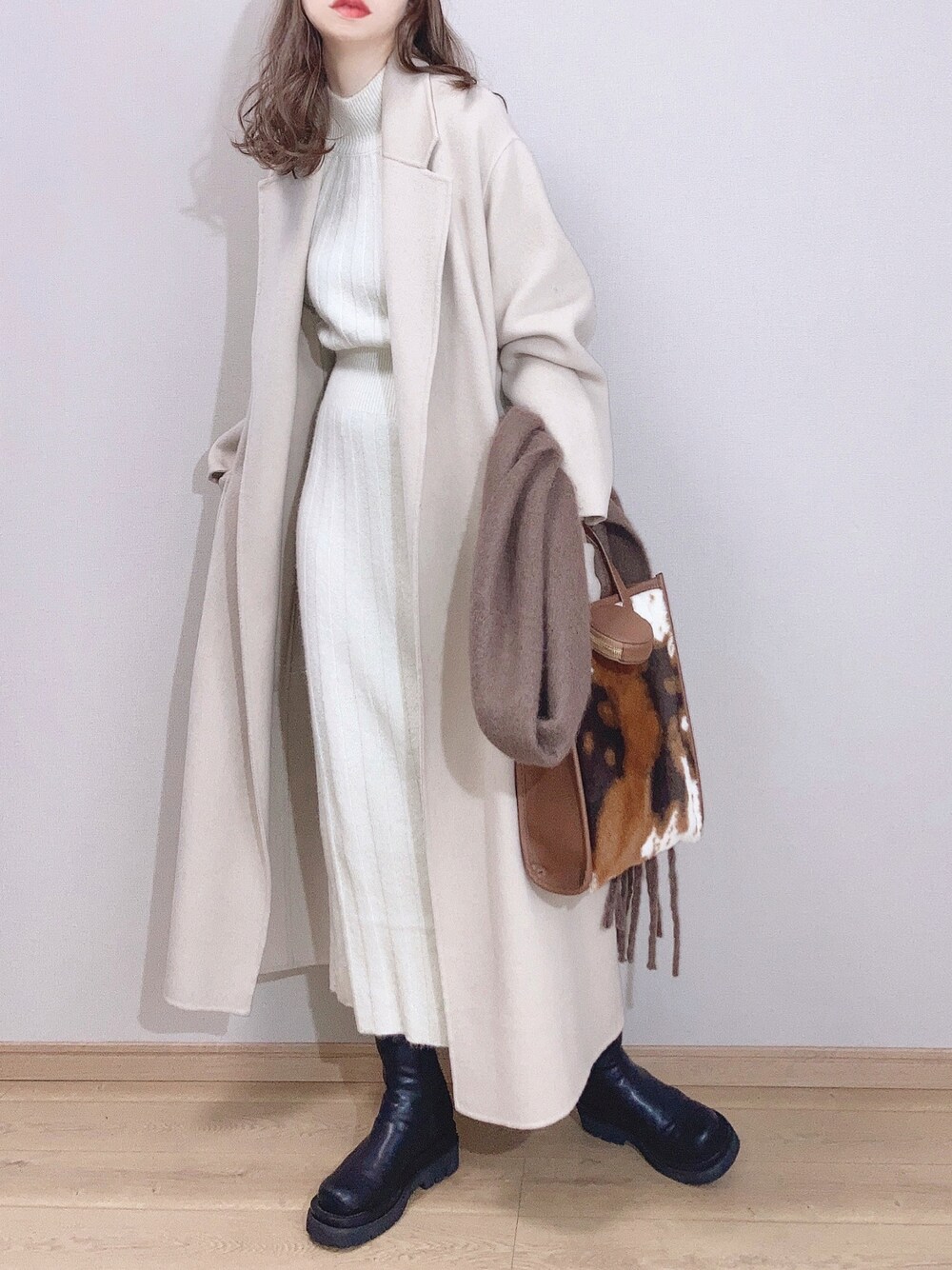 「クリスマスに着たい服、ビッグシルエット、ニットワンピース、冬アウター、ニットコーデ、ホワイトコーデ、デート、あったかコーデ、ボリューム袖、冬コーデ、SENSEOFPLACE、マイベストコーデ2021、ワントーンコーデ、きれいめカジュアル」｜「SENSE OF PLACE by URBAN RESEARCHのストレッチアルパカウエストマークワンピース（ワンピース、ホワイト系）」を使った、ぴょんさん（レディース・167cm）の冬コーディネートの1枚目の写真