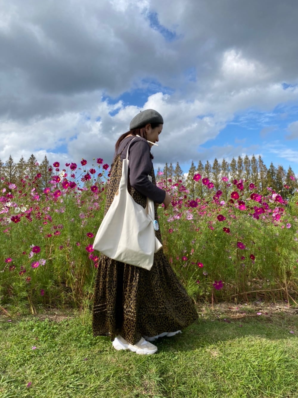 「秋コーデ、CIAOPANIC TYPY、loti、アクアリフト、ベレー帽、ワンピース、ワンピース×スニーカー、ひょう柄、mystic、ナイキ」｜「lotiのWEB限定 loti　コインケース付きトート（トートバッグ、ホワイト系）」を使った、kurumiさん（レディース・154cm）の秋コーディネートの1枚目の写真
